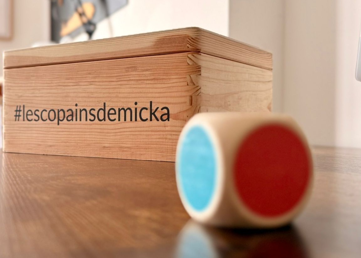 Boîte, dé et cartes du Café Papote pour stimuler les échanges