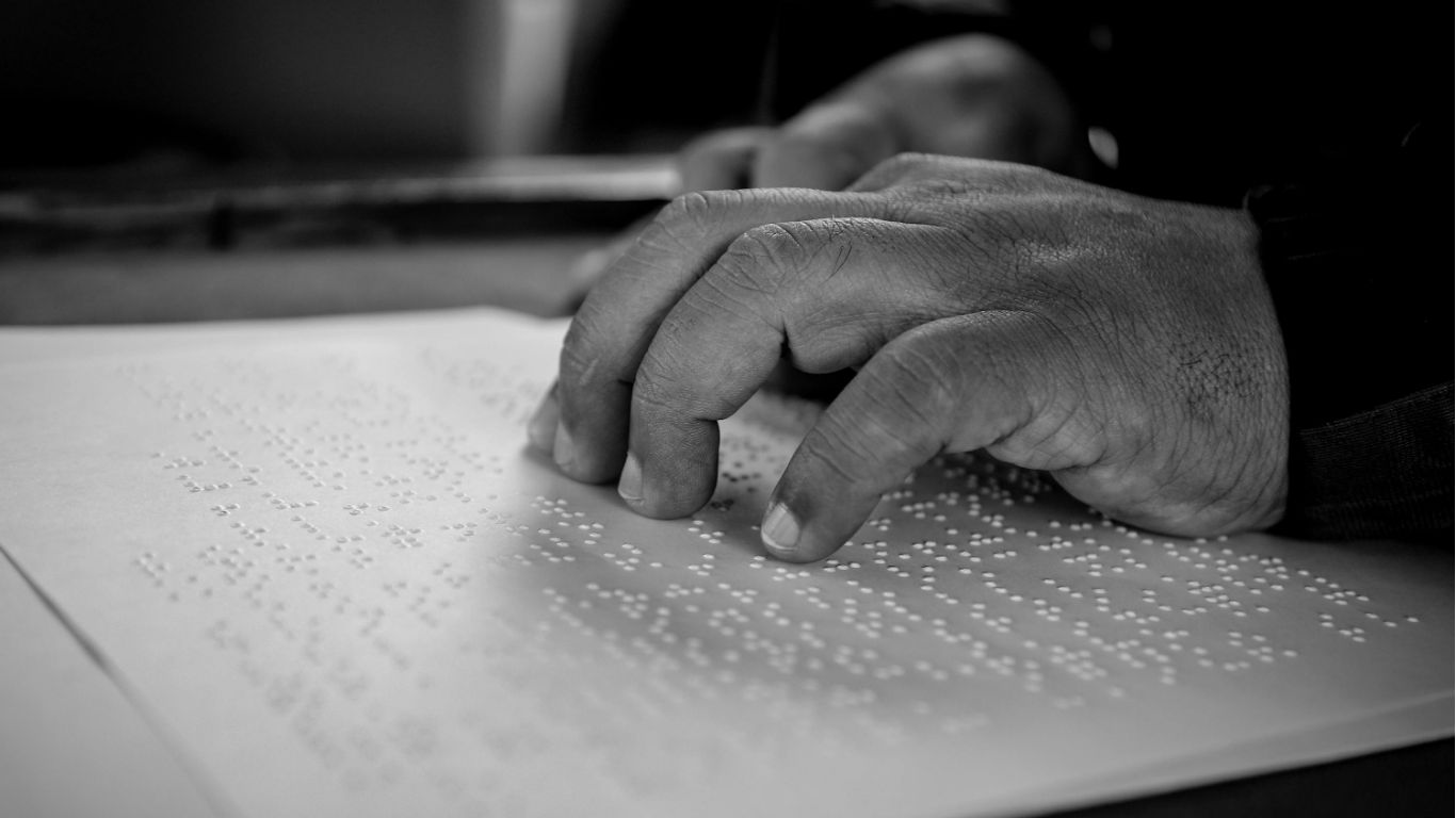 Lecture en braille, symbole d’accessibilité et d’inclusion