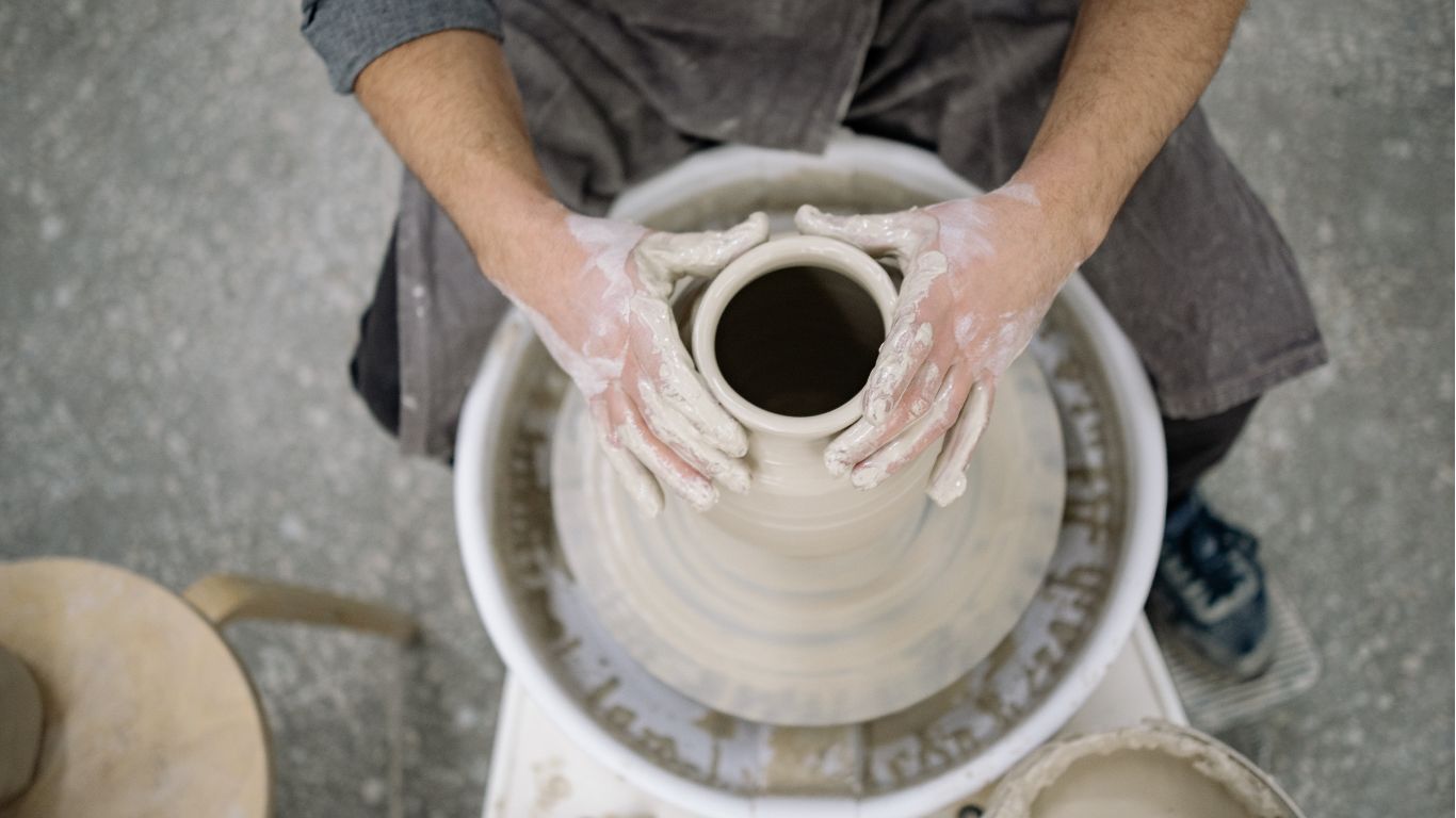 Participants en atelier de poterie avec les Copains de Micka