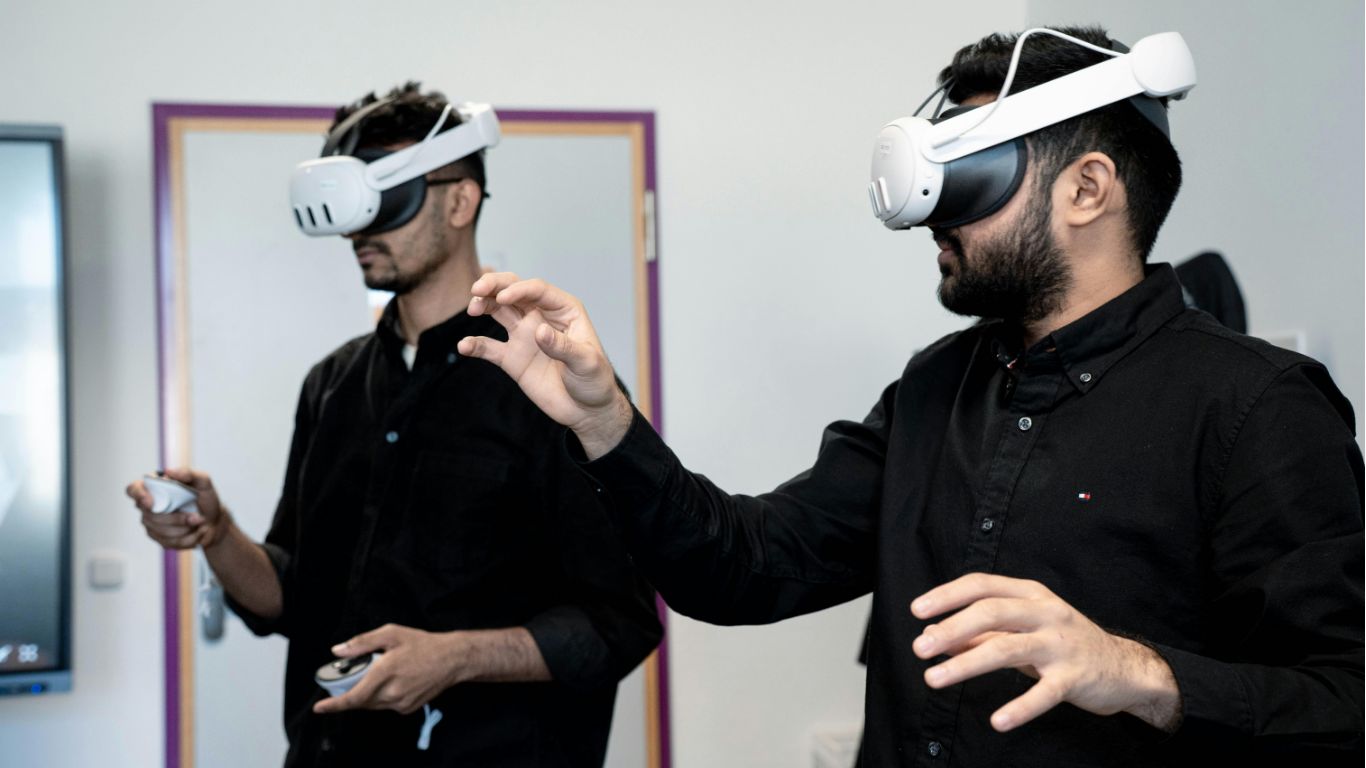 Personne utilisant un casque de réalité virtuelle dans un atelier de sensibilisation
