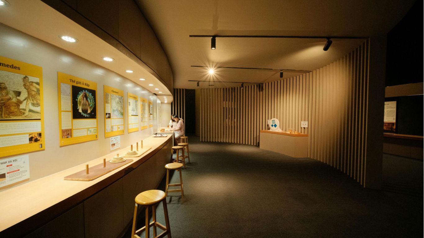 Participants visitant un musée lors d'une sortie avec les Copains de Micka